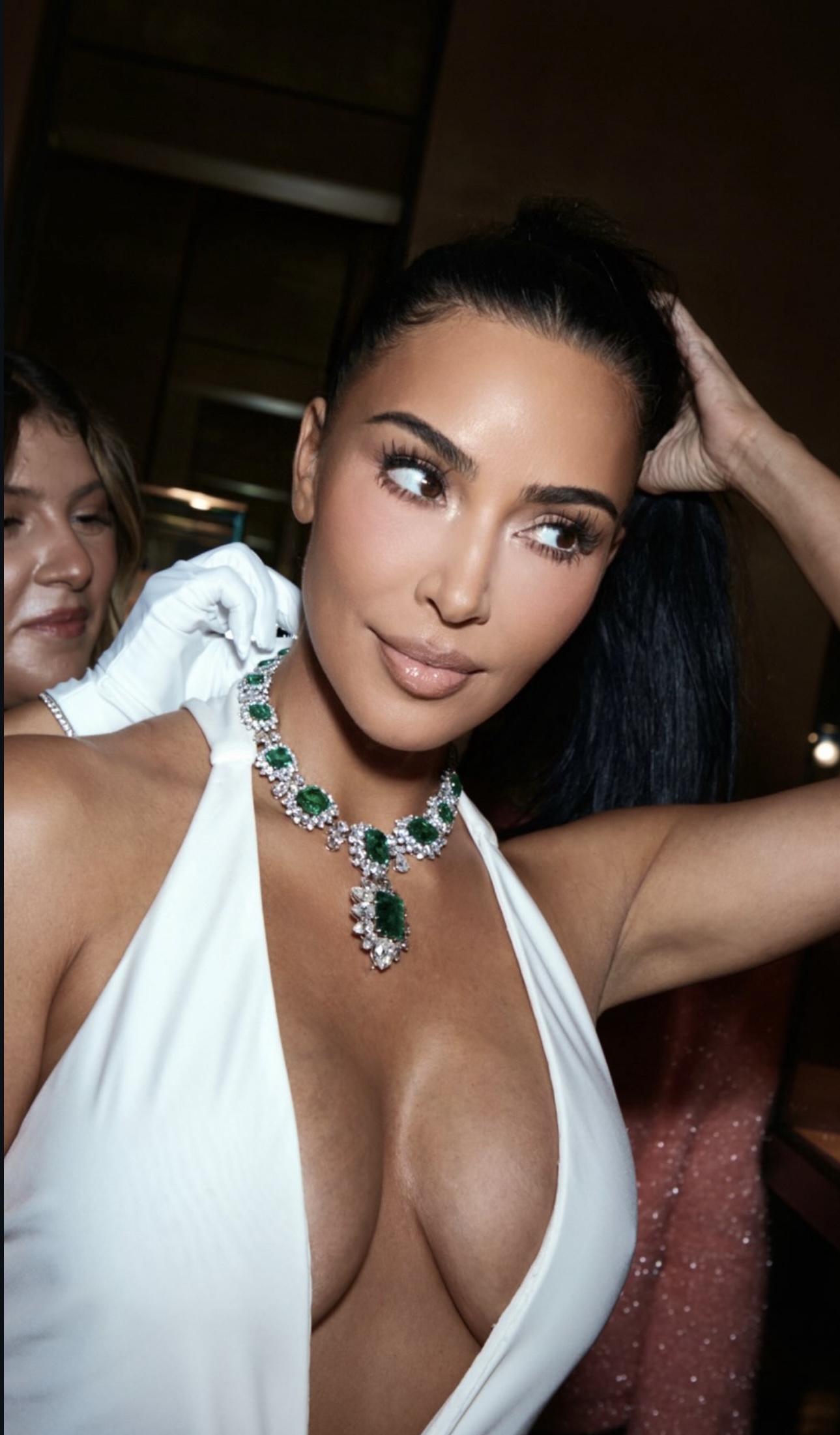 Ким Кардашян примеряла колье Bulgari за 6 миллионов долларов, принадлежавшее Элизабет Тейлор